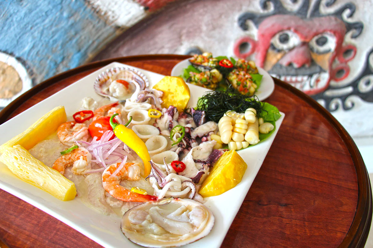 Ceviche mixto en un plato