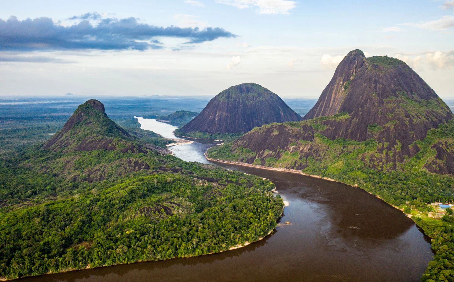 Tres imponentes cerros sobre un río