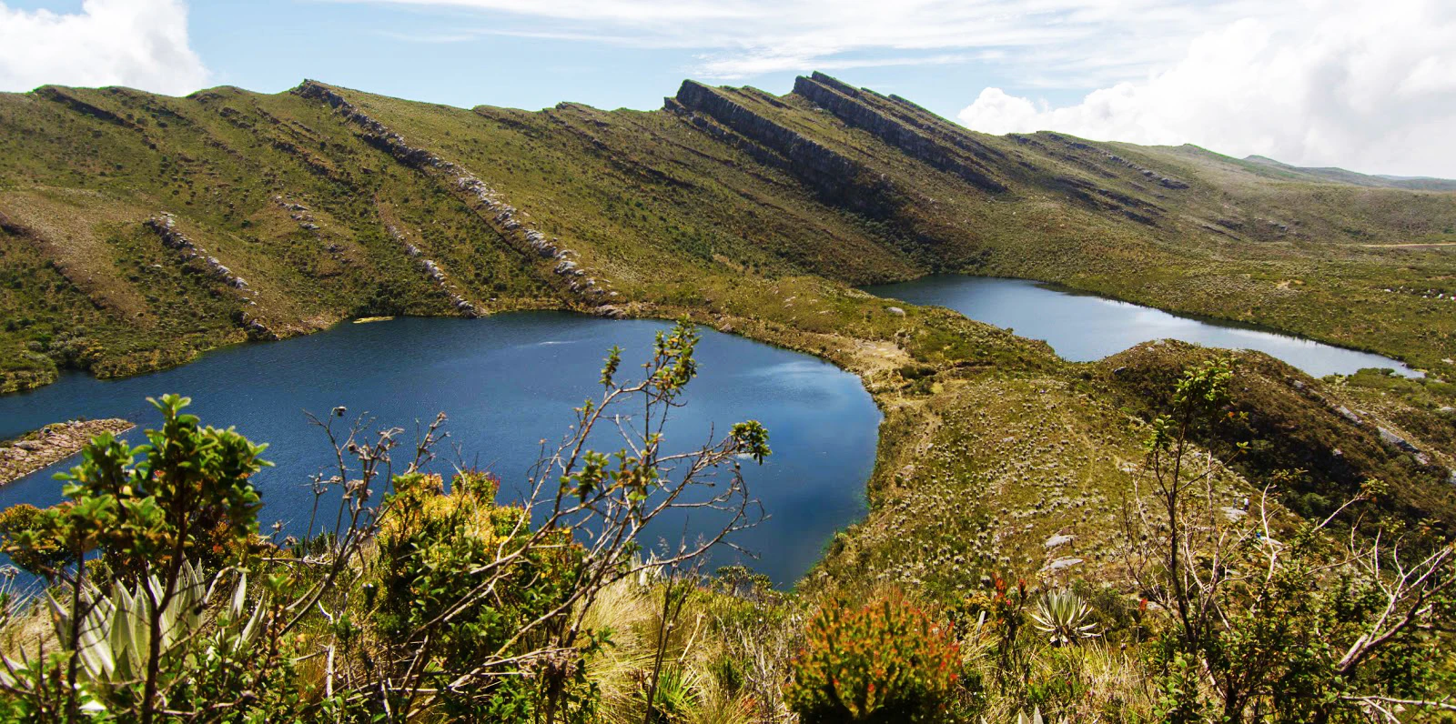 Dos lagunas bajo montañas en uno de los hermosos lugares en colombia