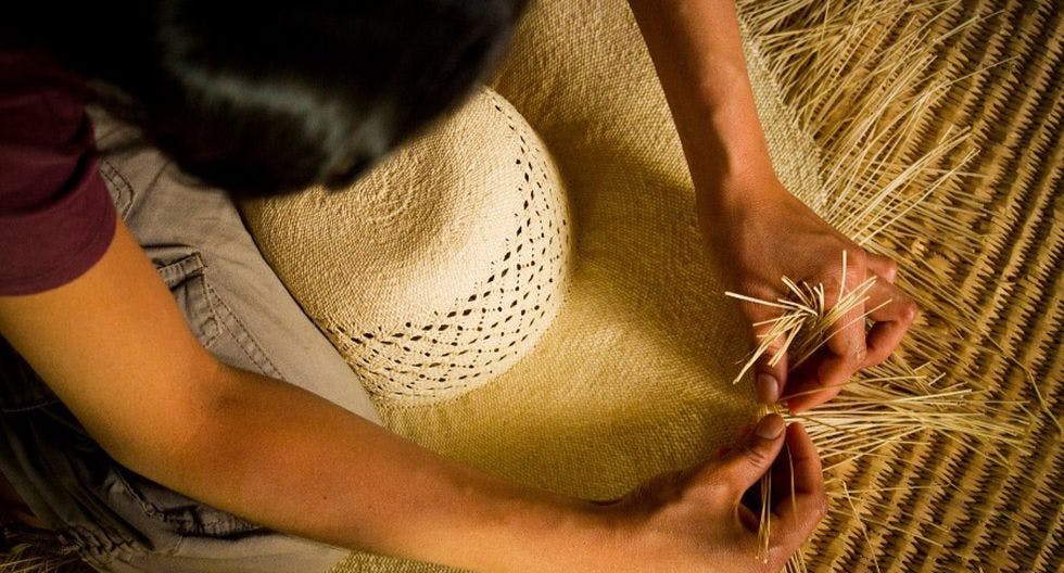 Artesana elaborando un sombrero de paja