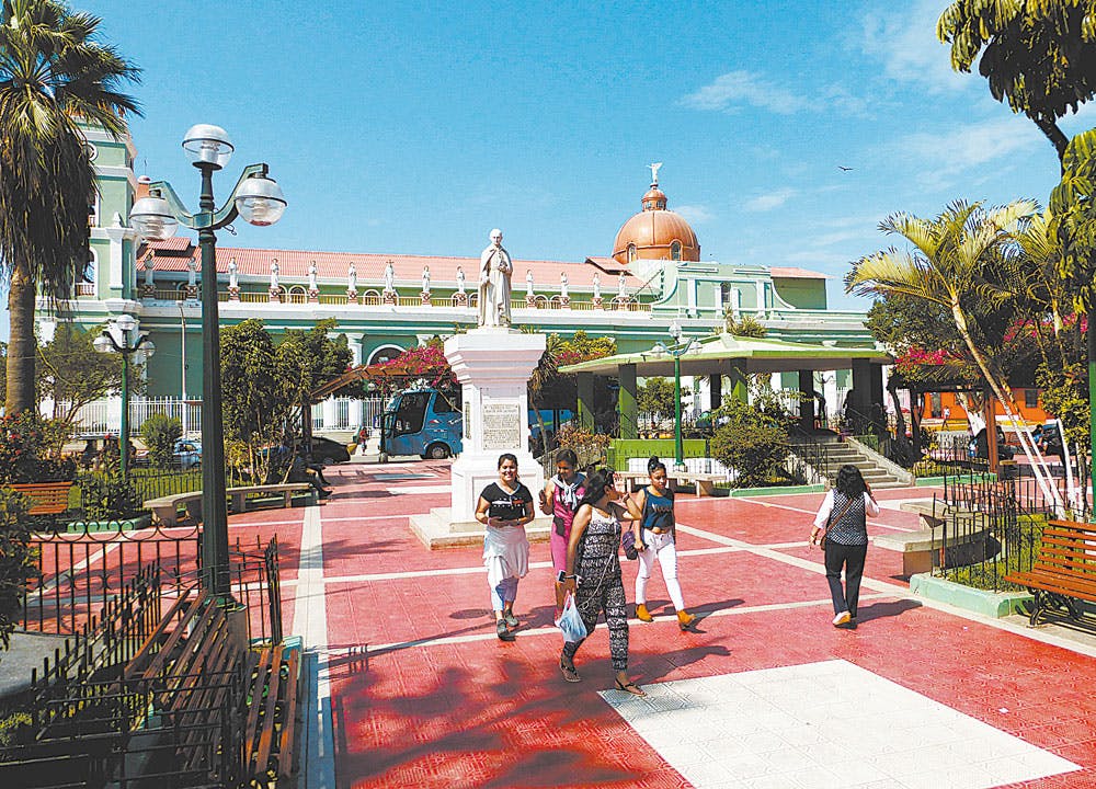 Personas caminando frente a iglesia