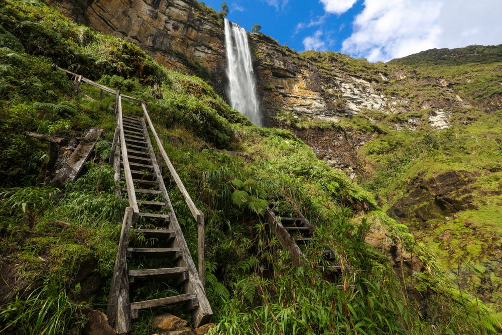 Escalera hacia la catarata de gocta en chachapoyas