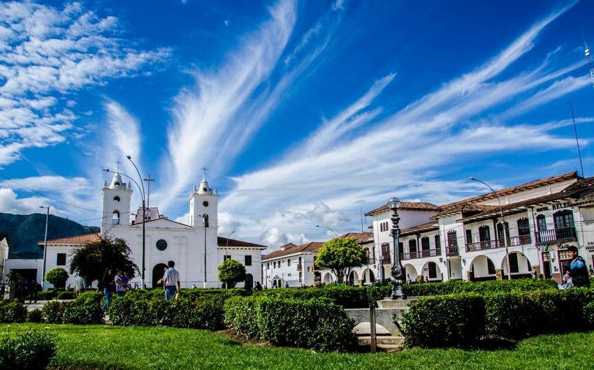 Construcciones coloniales en ciudad peruana