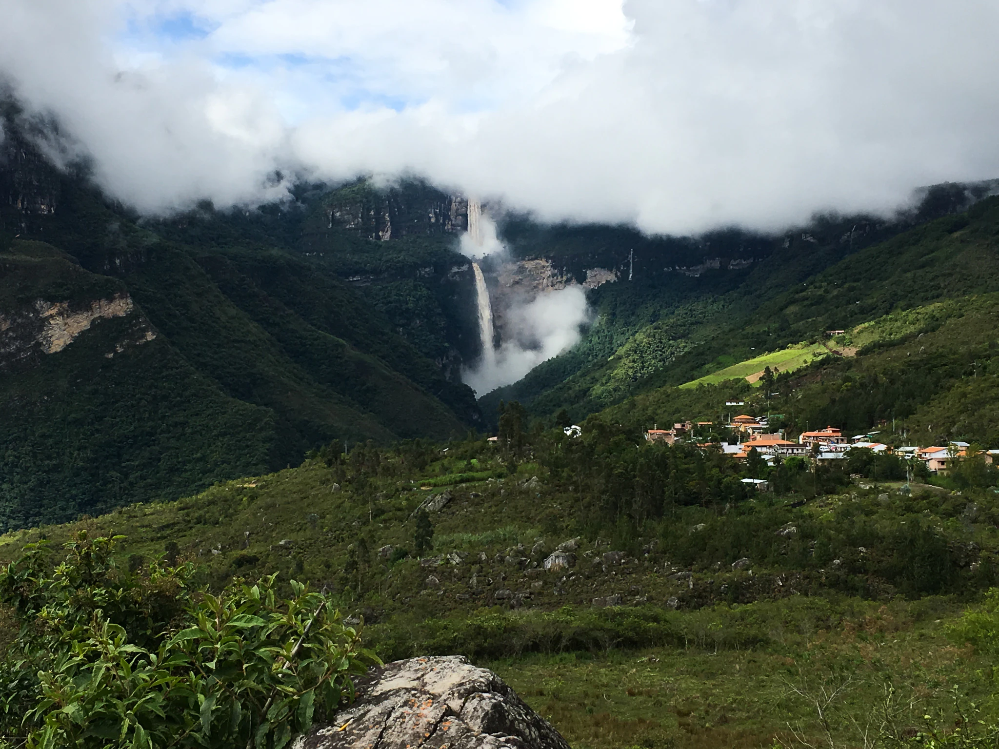 Pueblo en la selva peruana con catarata de fondo
