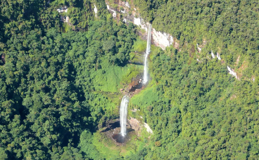 tres-hermanas Gran catarata en medio de la selva peruana