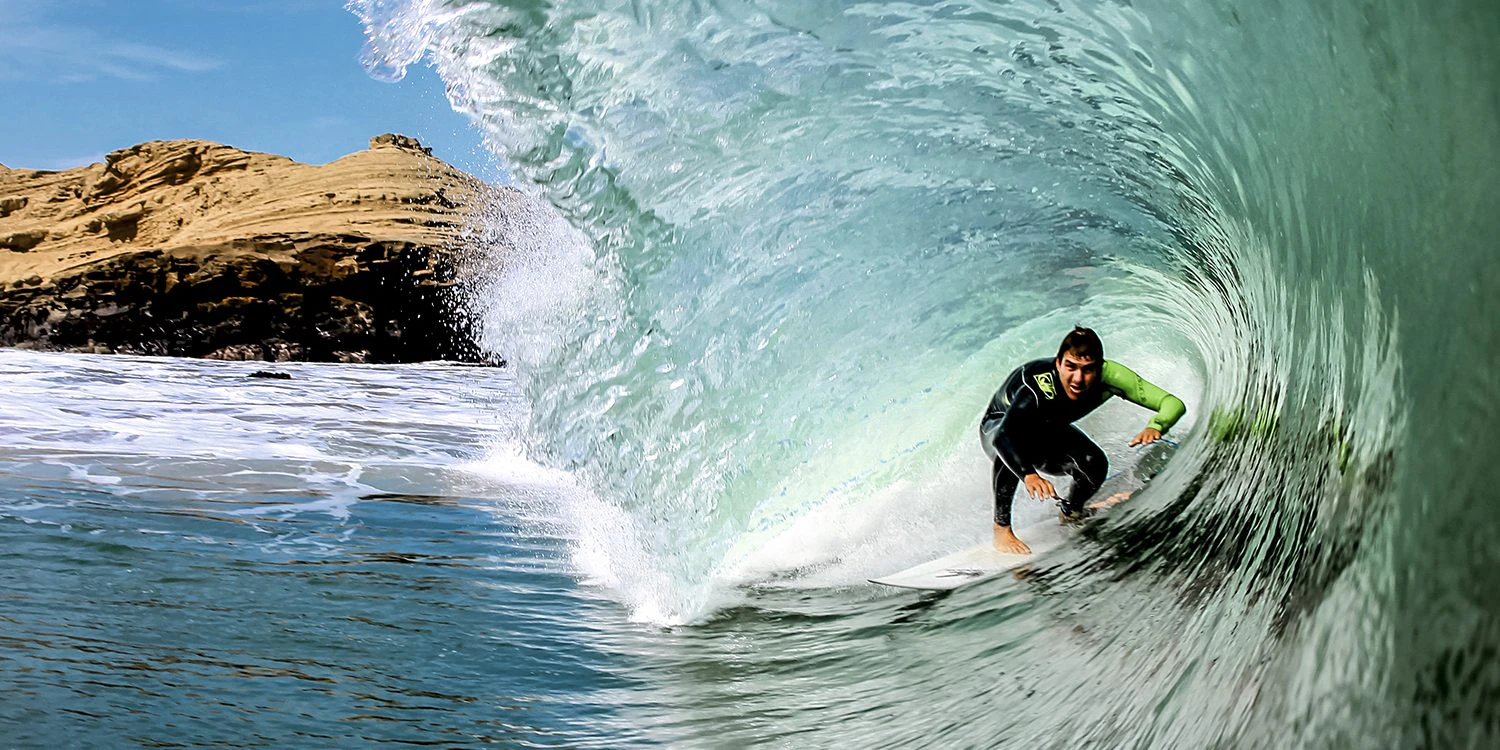 Surfista en medio de una ola en Máncora