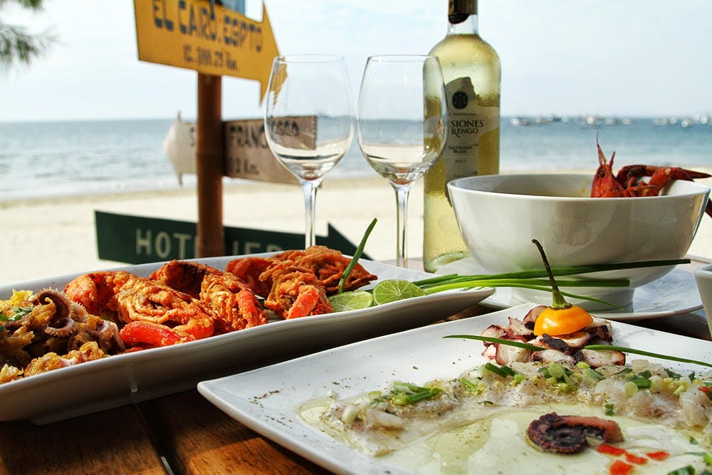 Plato de cangrejos y ceviche en máncora