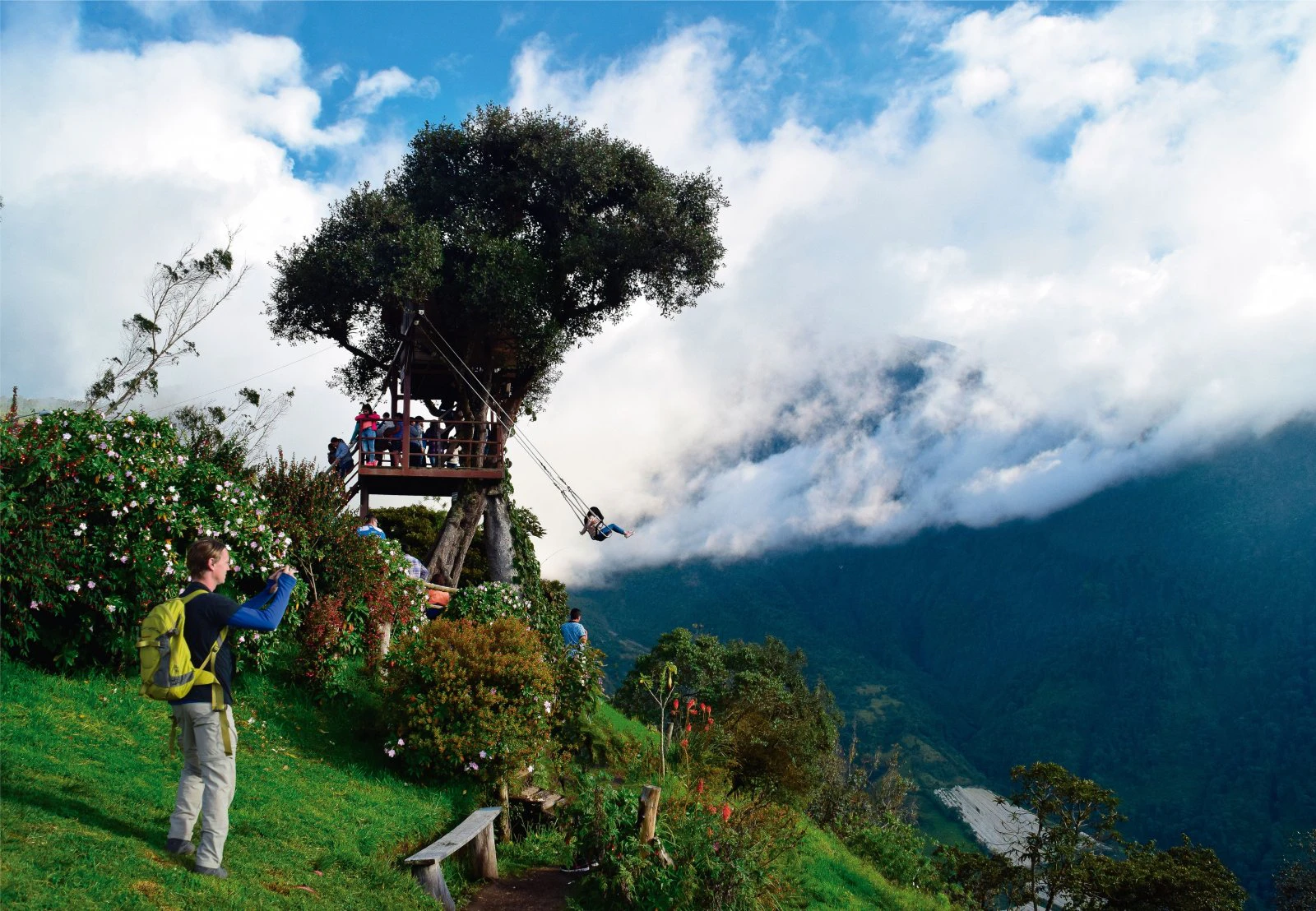 Casa del arbol y columpio sobre las montañas en Ecuador
