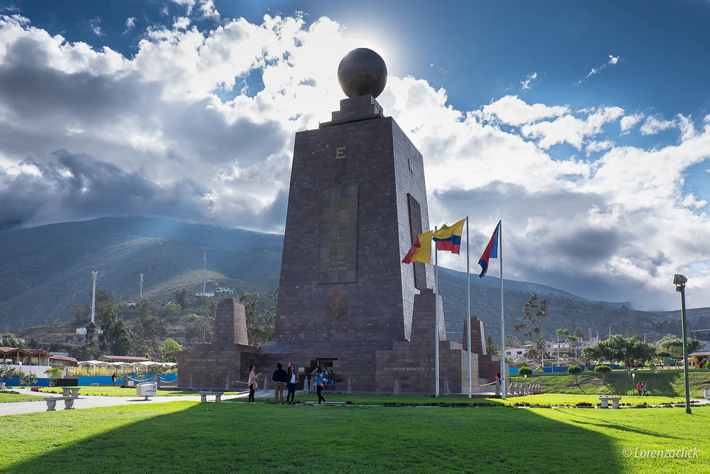 Escultura bajo cielo despejado en mitad del mundo en ecuador