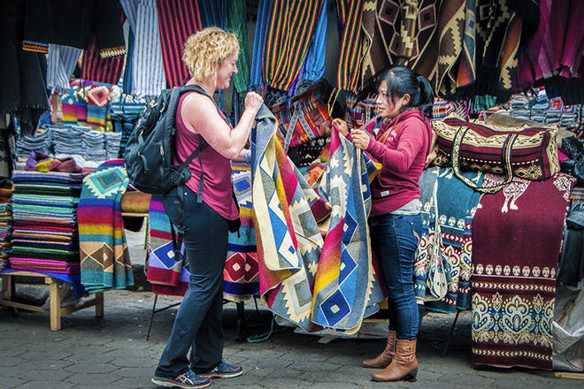 Mujer comprando artesanías en Ecuador