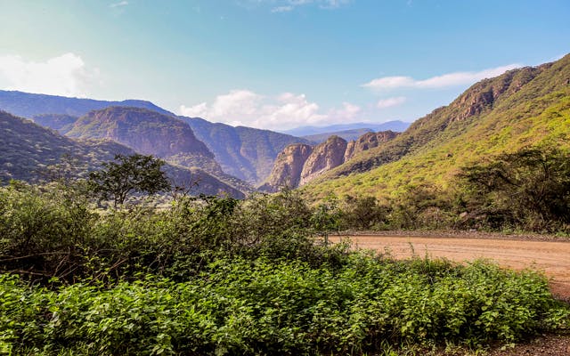 Paisaje con vegetación y cerros en laquipampa