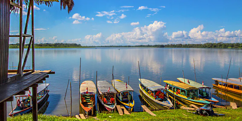 Botes de colores sobre gran lago en la selva de pucallpa