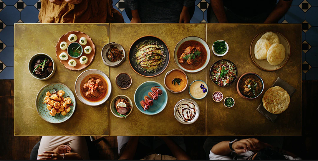 Mesa con varios platos de comida