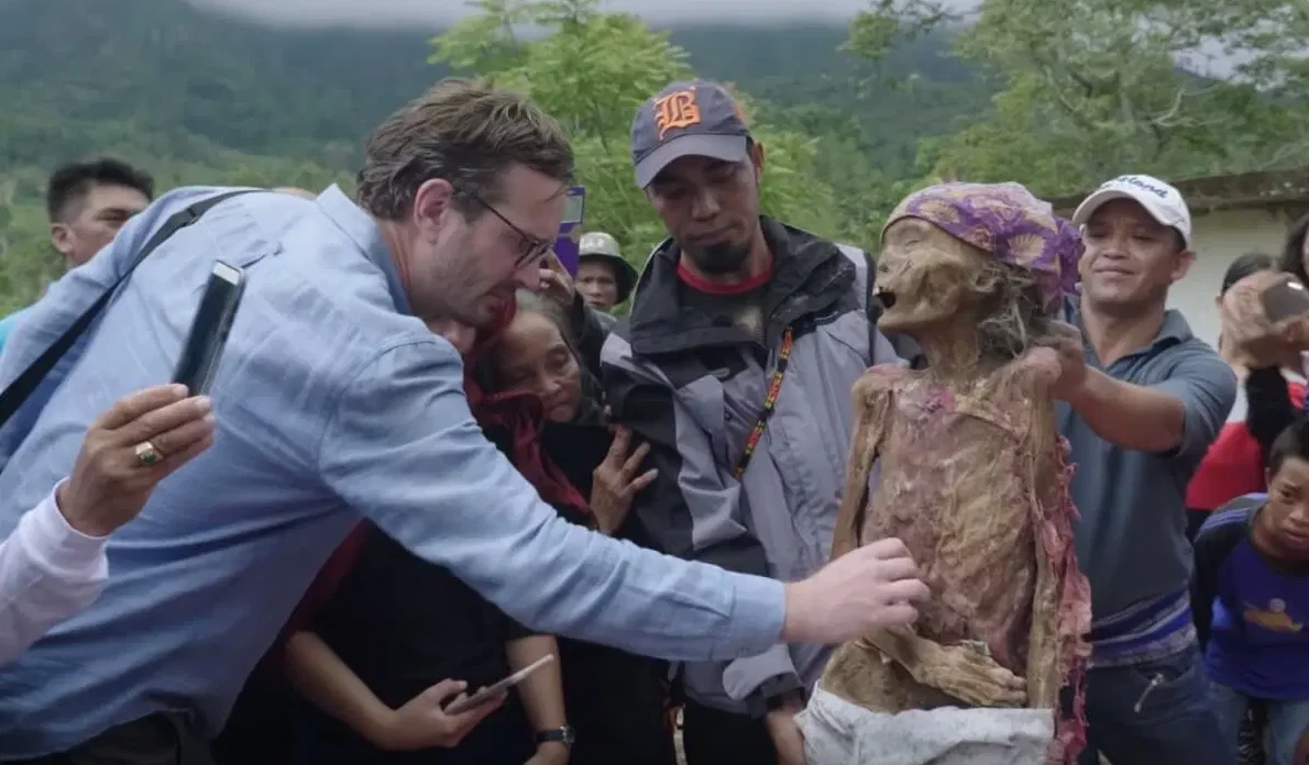 Homre toca a una momia frente a muchedumbre