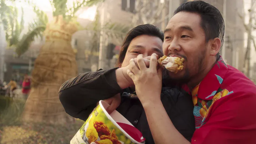 Dos personas comiendo pollo frito en una serie de Netflix