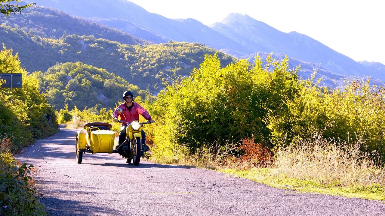Viajero en motocicleta en la ruta