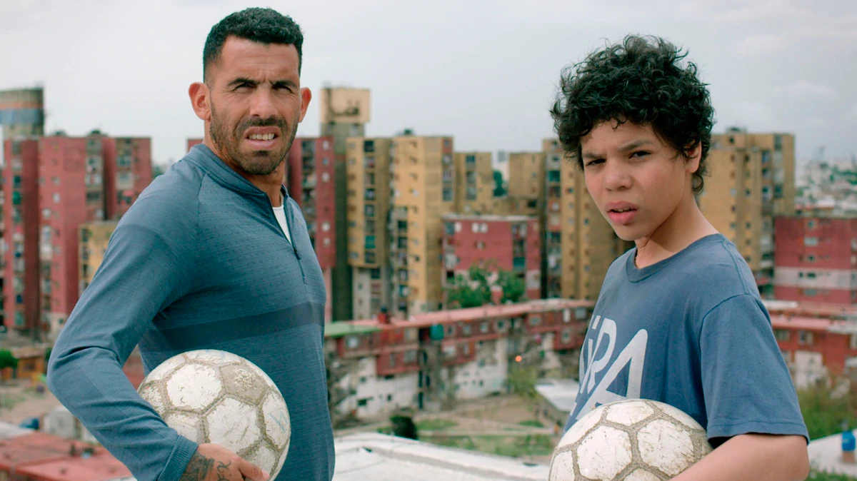 Dos jugadores de futbol posan mirando a cámara