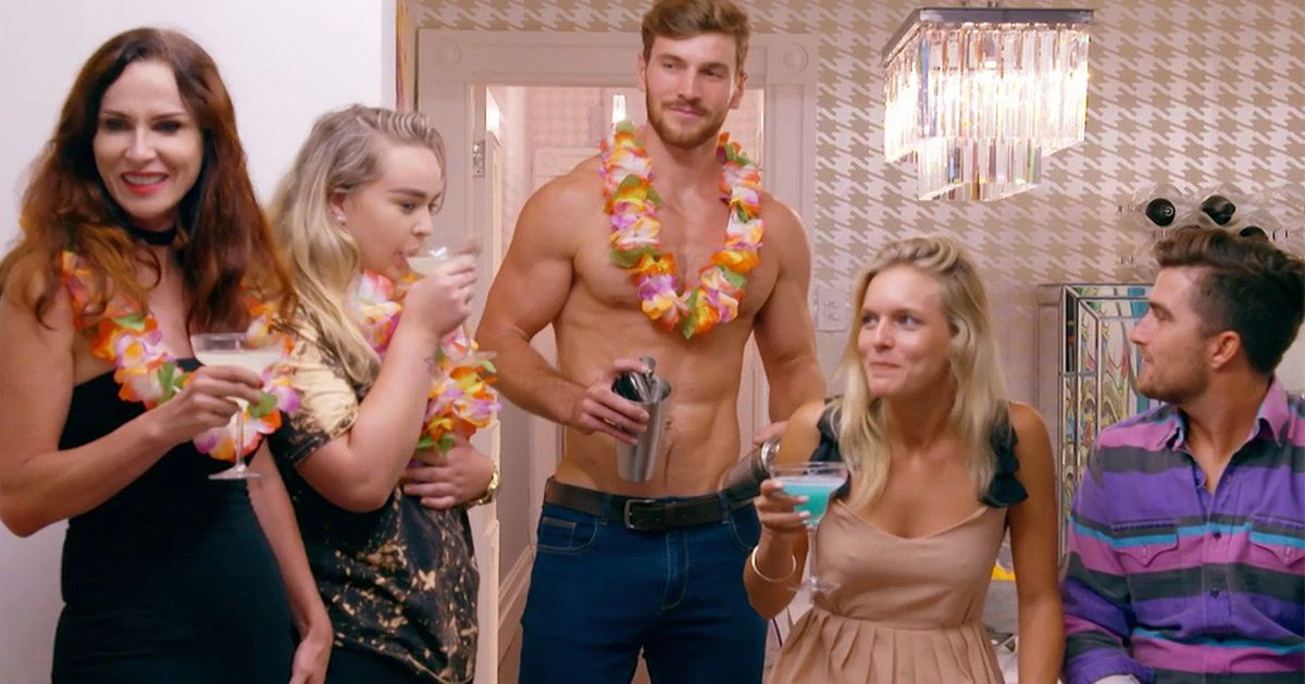 Grupo de personas haciendo fiesta en serie de netflix