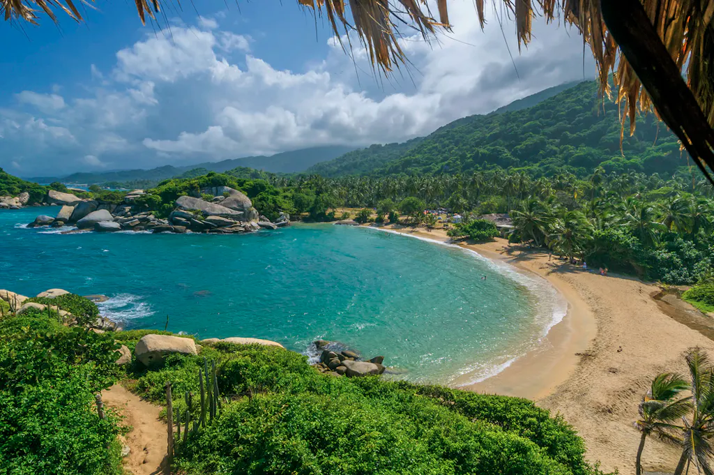 playa-arrecifes Playa de color turquesa en selva caribeña