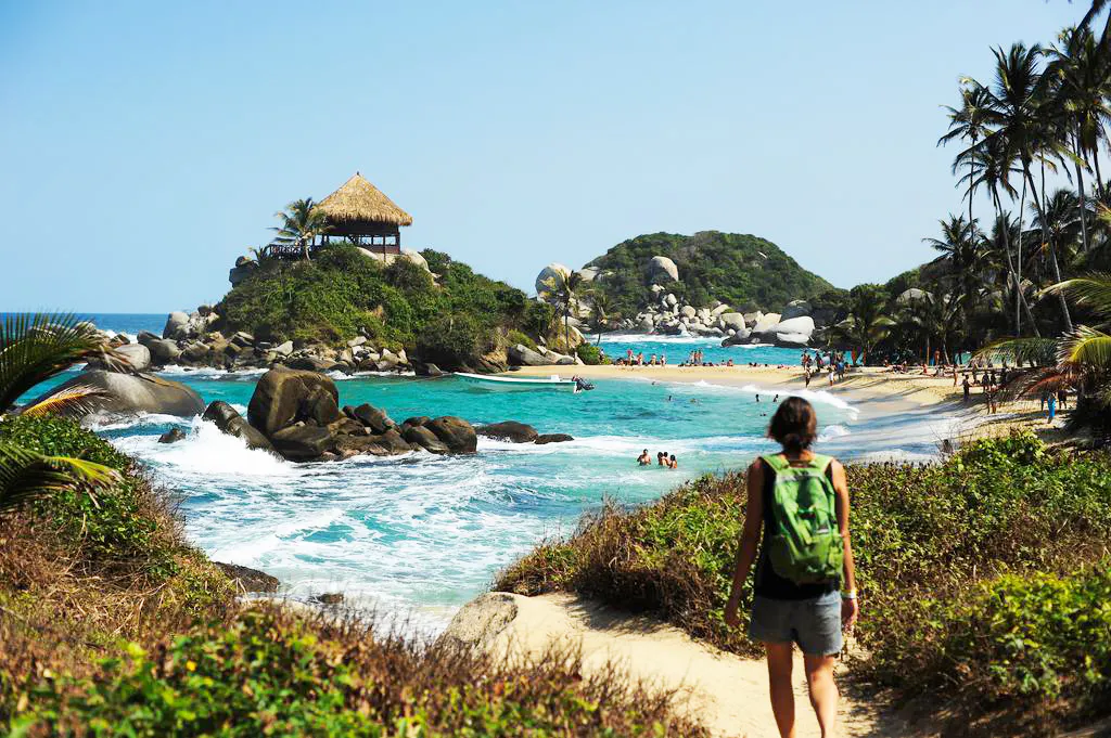 cabo-sanjuan Viajera caminando por sendero hacia playa en Tayrona
