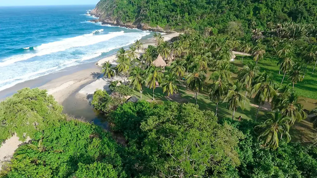 playa-brava Selva y playa en parque nacional de Colombia