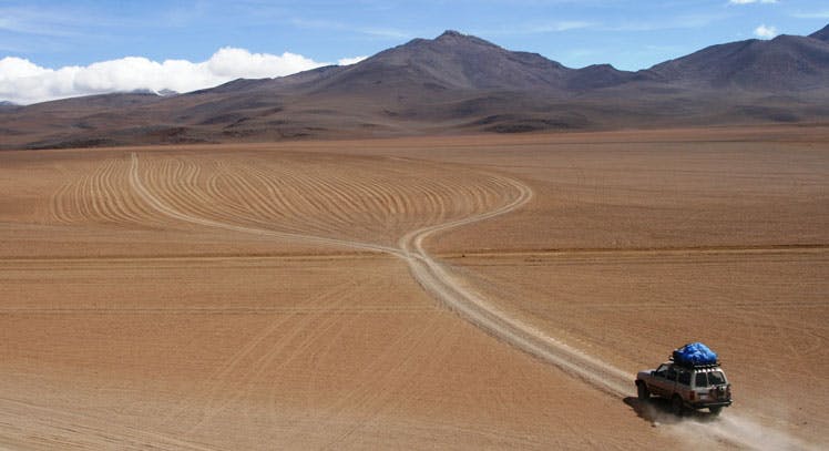 Auto atravesando desierto