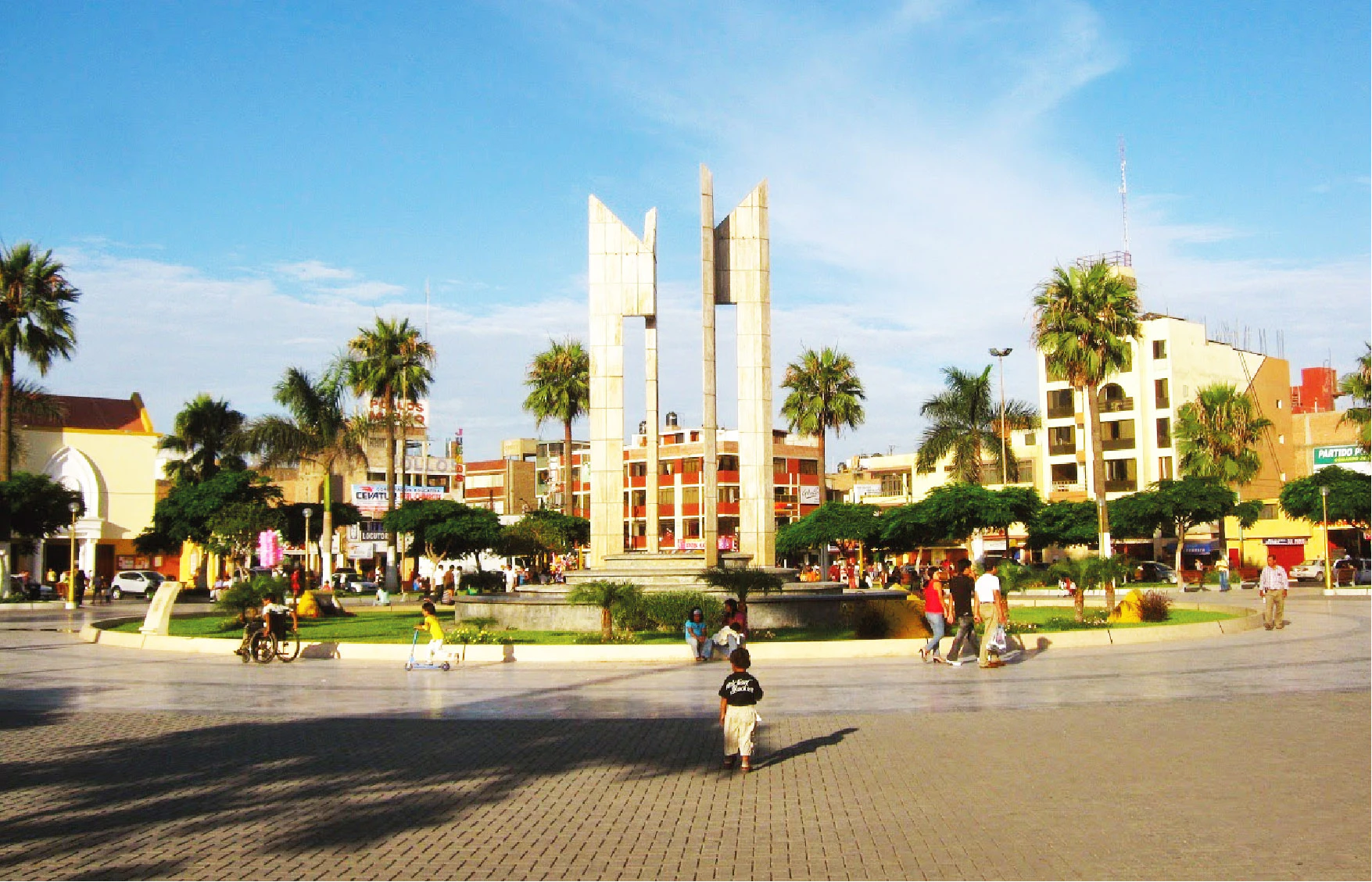 Plaza de armas de una ciudad en Perú