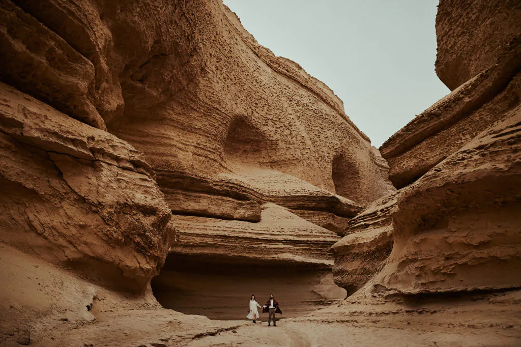 cañon-perdidosd Pareja bajo inmenso cañón en Perú