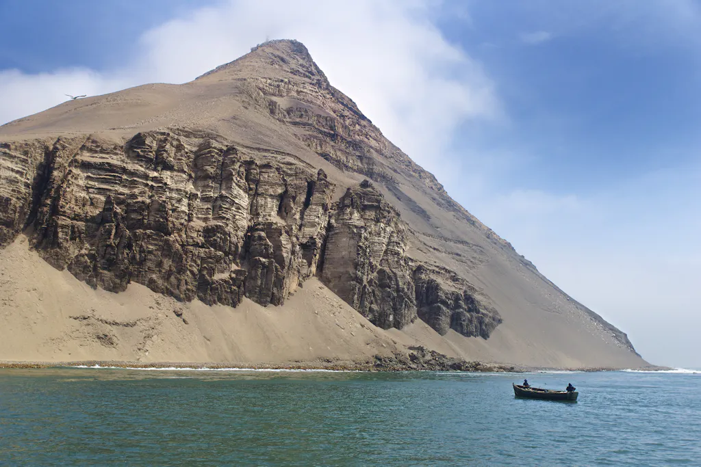 isla-lorenzo Barco frente a gran cerro en isla