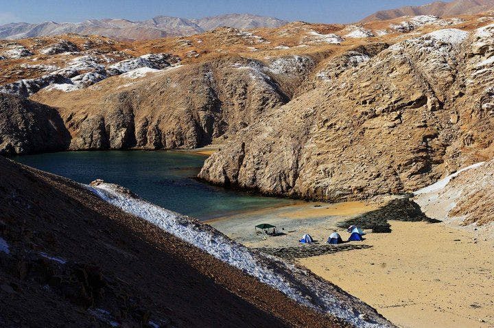 Carpas en la playa en medio del desierto en Perú