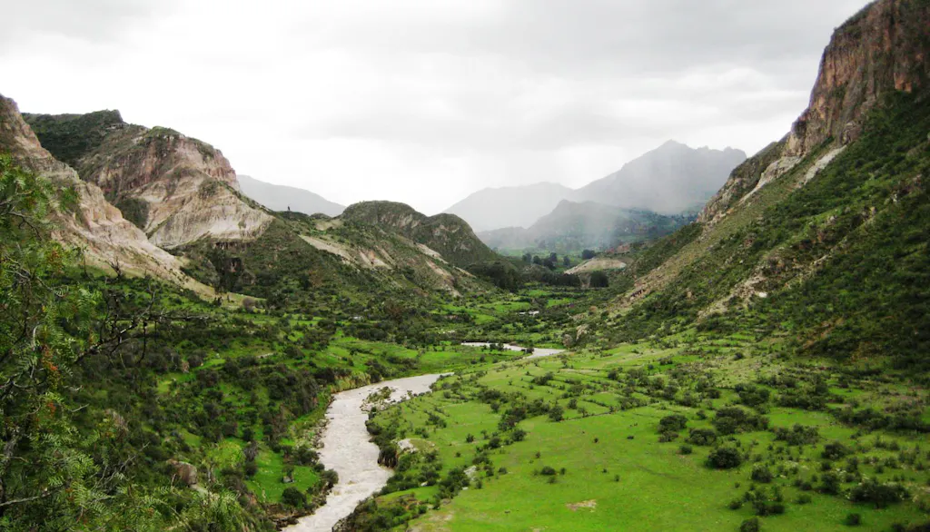 valle-sondondo Valle con vegetación y río en el medio