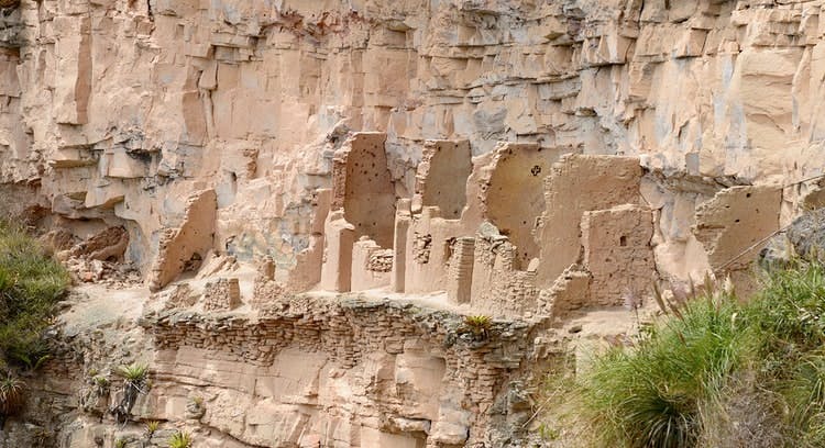 Ruinas arqueológicas en ladera en el Perú