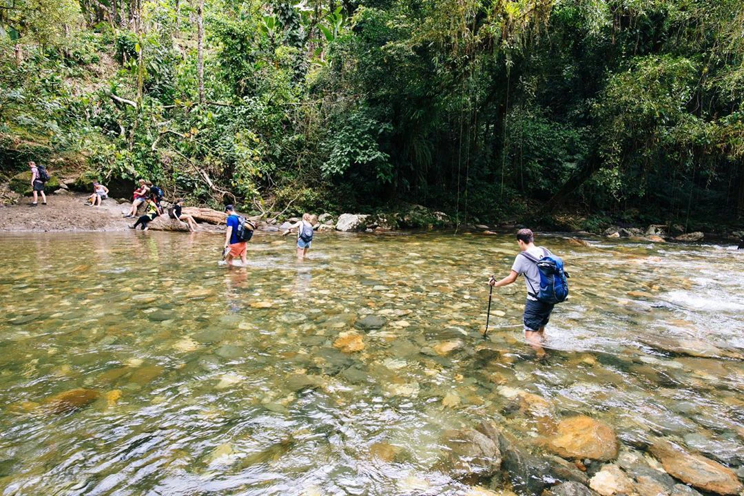 Viajeros cruzan un río en la selva colombiana
