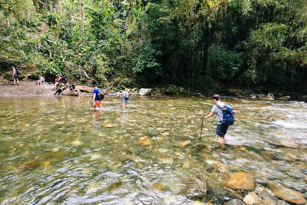 viajeros-rio Viajeros cruzan un río en la selva colombiana