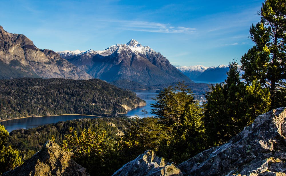 Montañas, lago y bosque en Bariloche