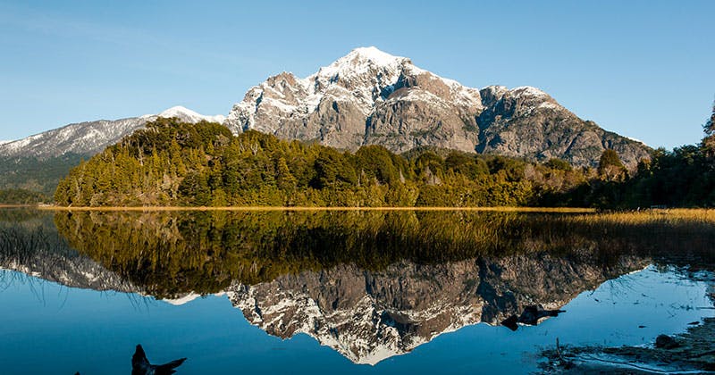 Lago reflejando la montaña y montañas sobre el en bariloche