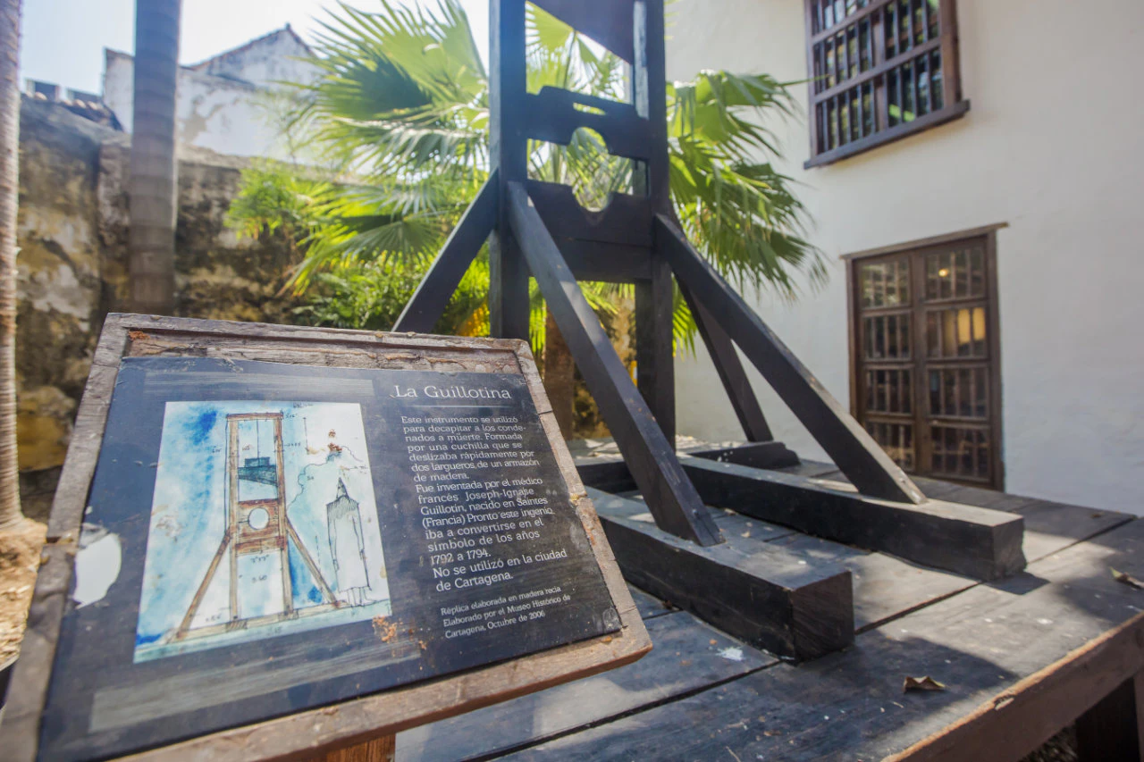 Guillotina dentro de un museo en cartagena