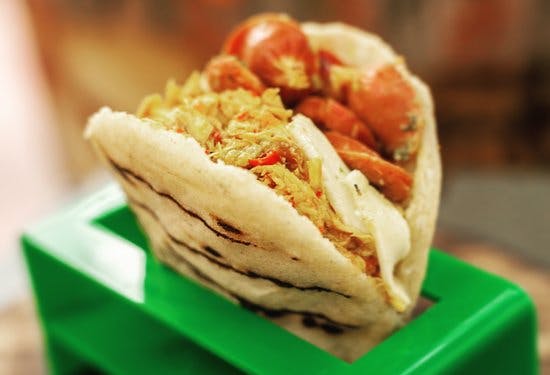 Deliciosa arepa con chorizo en cartagena