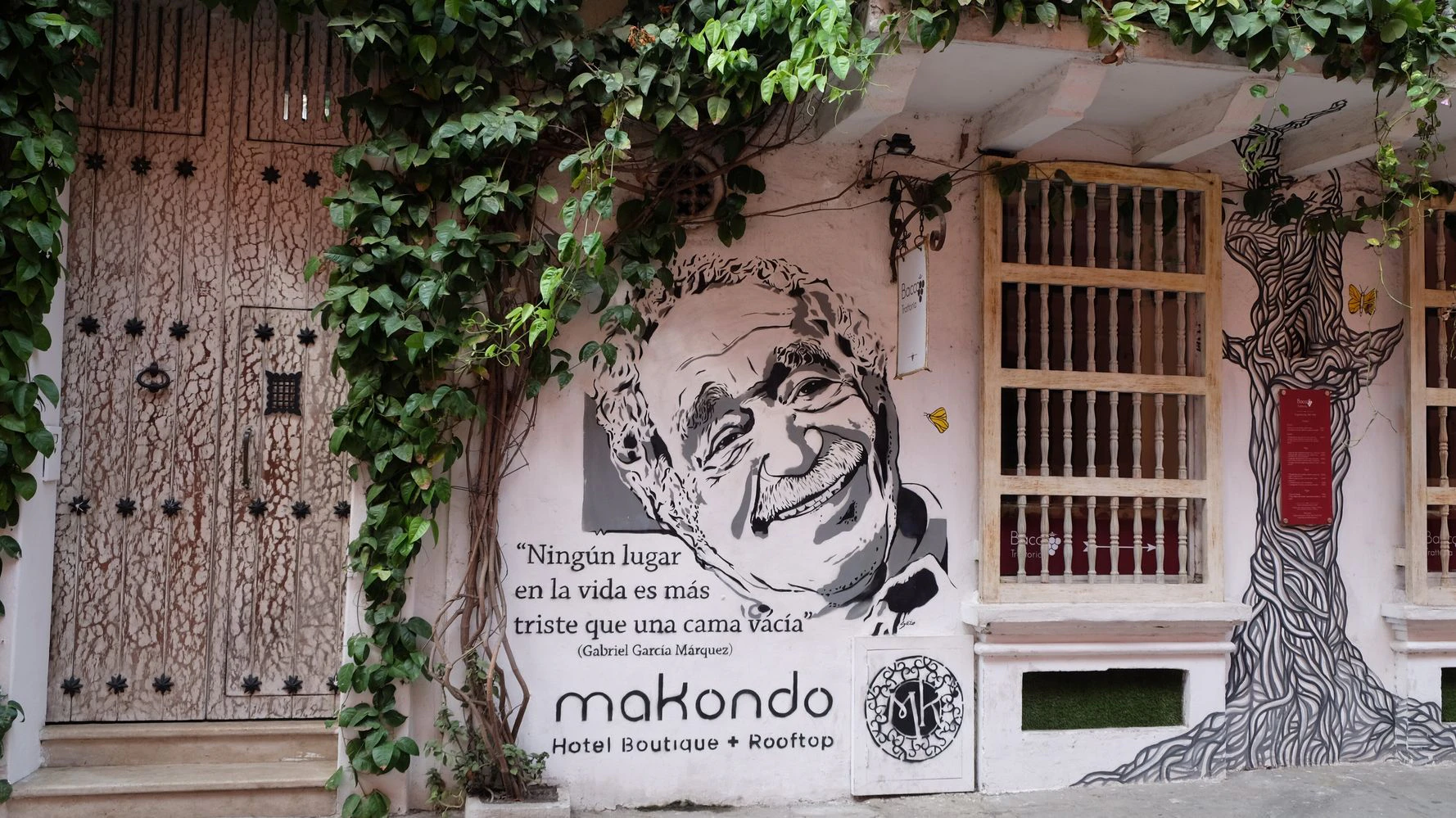 Pintura de una persona sobre un muro blanco