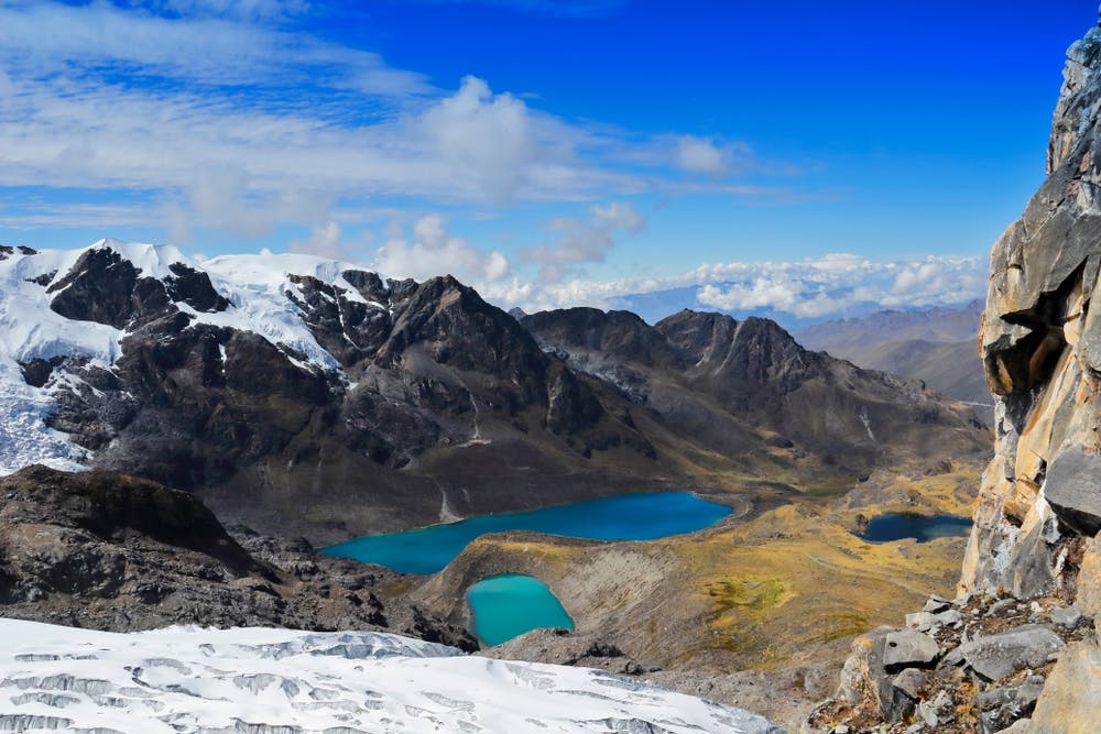 Tres lagunas bajo montañas en los andes peruanos