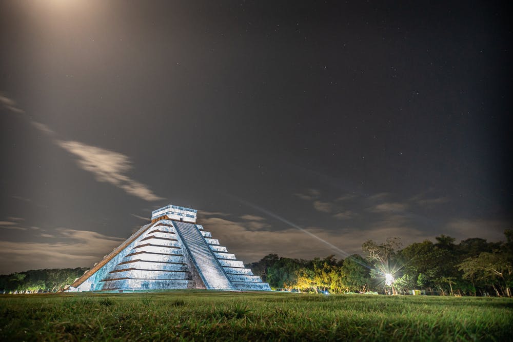 Pirámide de chichen itzá de noche e iluminada