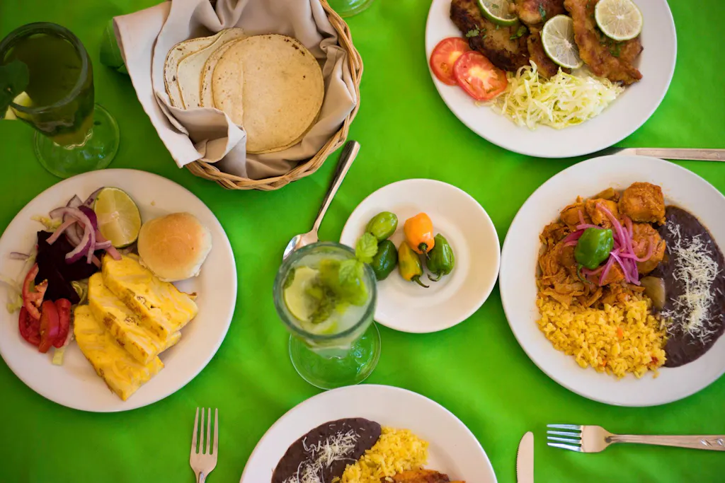 restaurante-piste Platos de comida sobre una mesa verde