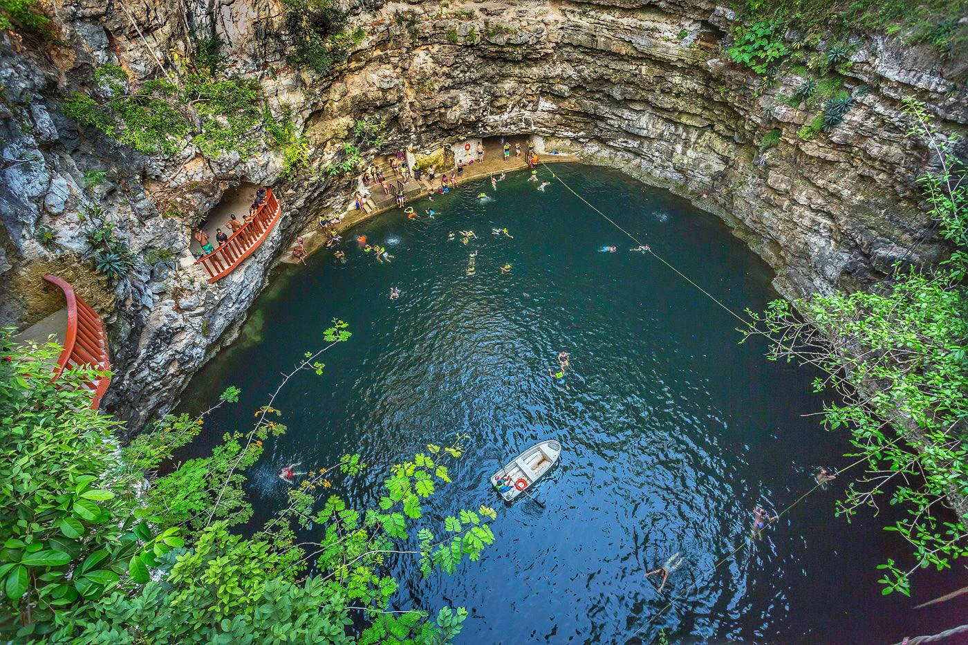 Fotografía de un Cenote en méxico tomada desde el aire