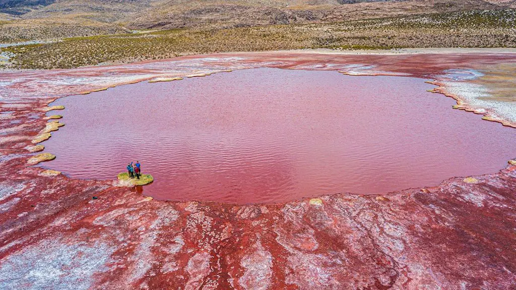laguna-roja Laguna color rojo capturada desde el aire