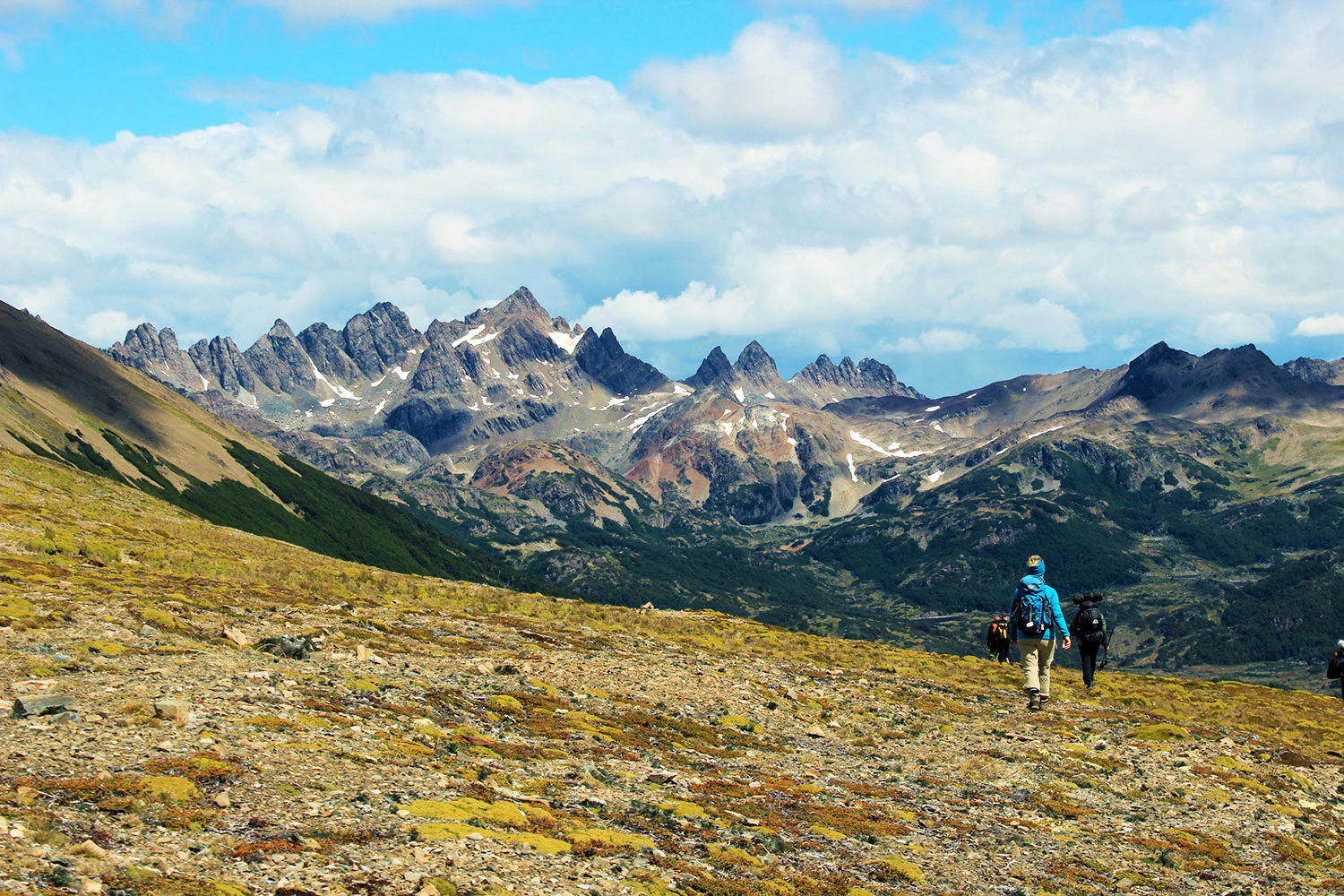 Personas caminando y al fondo montañas
