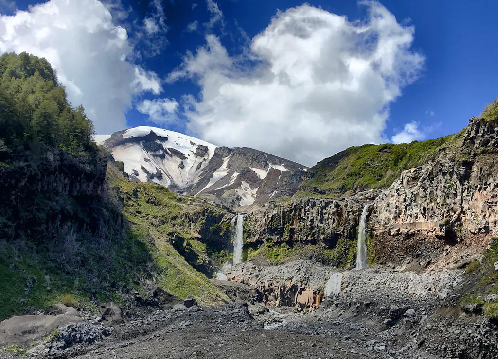 volcan-calbuco Dos cataratas caen desde una ladera en Chile