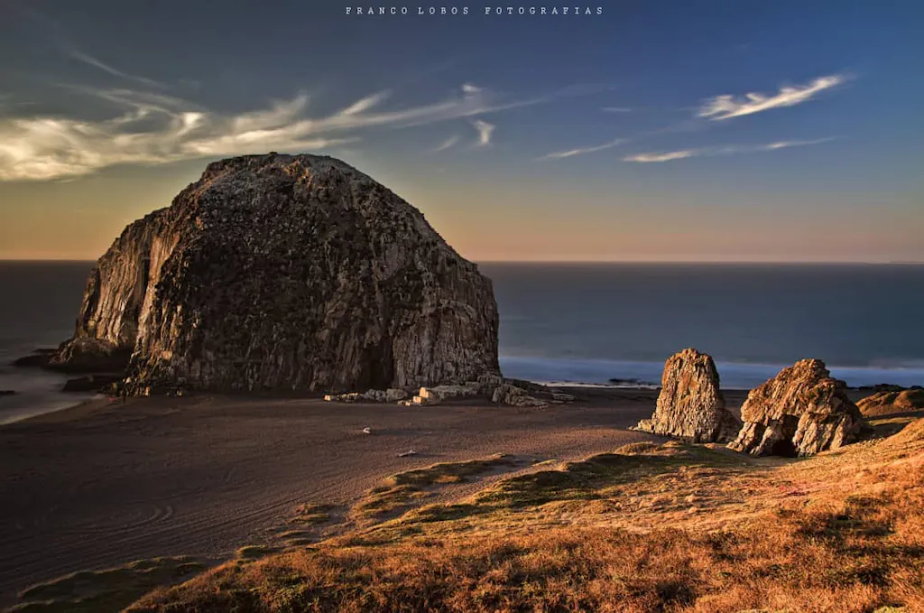 piedra-iglesia Roca gigante en la orilla del mar en Chile