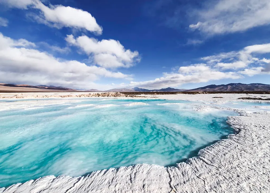 maricunga-salar Laguna turquesa en medio de un salar en Chile