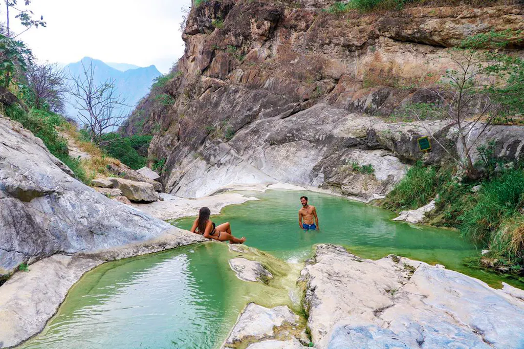 jagueyes-mayascon Dos viajeros bañándose en aguas color turquesa
