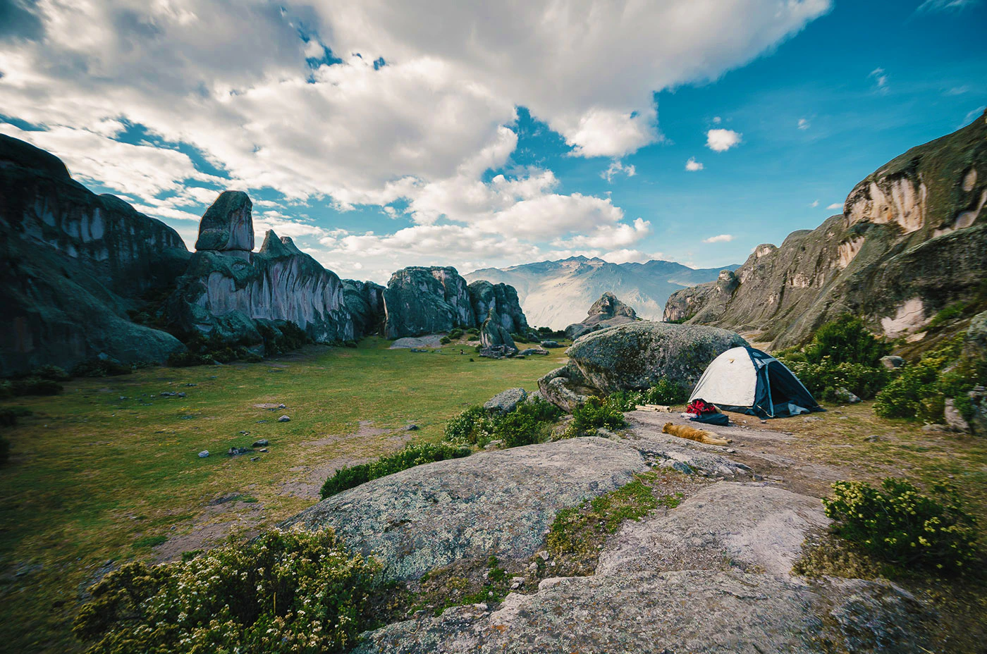 Carpa en medio de bosque de piedras en Perú